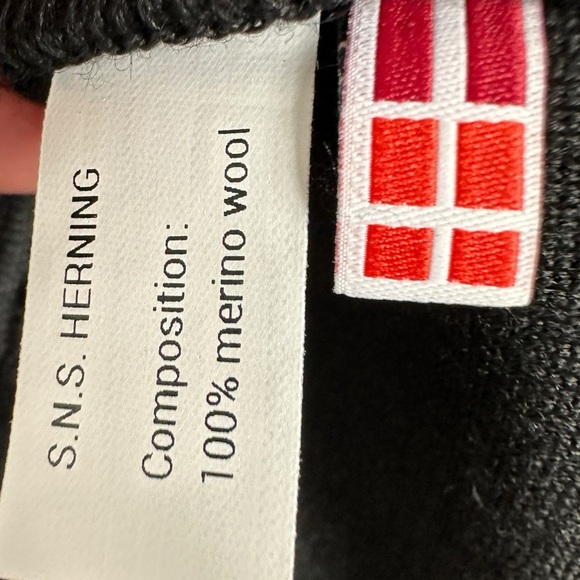 NEW SNS Herning 100% Merino Wool Button Shoulder Sweater Black Knit Mens Size L - Picture 9 of 16